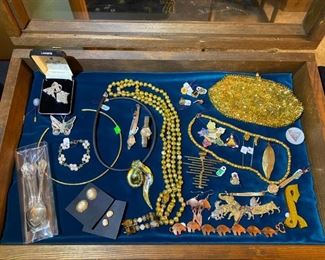 more jewelry and trinkets