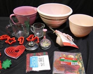 Earthenware Bowl, Pampered Chef Cut 'N' Seal +