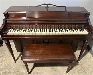 Beautiful 1947 Wulrlizer Spinet Piano
