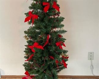 Red bow Christmas tree