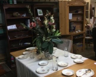 Vintage dining table, vintage dishes and floral arrangement 