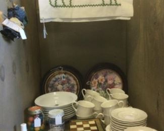 Ironstone, 2 Tulip Ensemble vintage plates framed and 2 Magic maker vintage plates framed