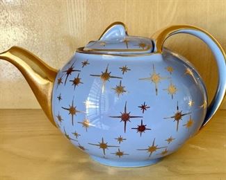 Mid Century Hall Blue and Gold 6 Cup Tea Pot, USA
Mid Century Atomic Age Design