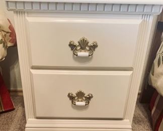 Traditional Painted White 2-Drawer Nightstand