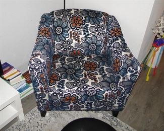 Raymour & Flanagan Blue Floral Chair $200 33x33x31