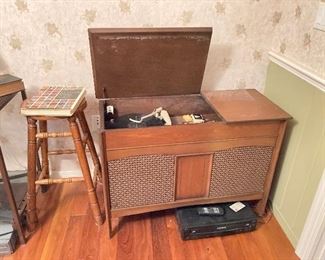 MCM RETRO GE STEREO AND RECORD PLAYER