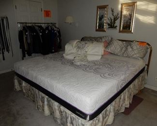 Master bedroom w Kingsize bed