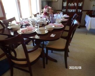 dining table w/3 leaves & 8chairs