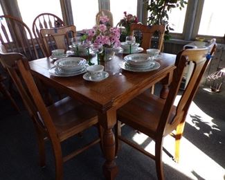 vintage pub type table w/pull out leaves & set of 4 oak chairs