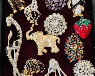Collection of brooches & pins