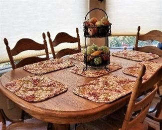 Wooden Dining table with 2 leaves & 6 chairs. Beautiful! Like New.