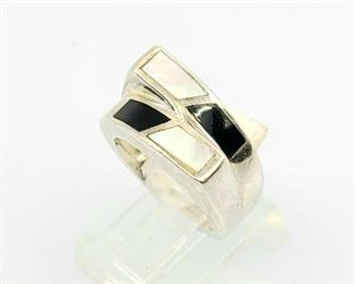 4t: 14kt White Onyx and mother of pearl ring