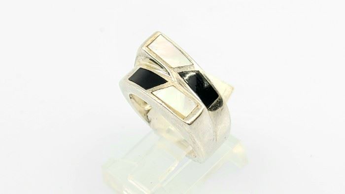4t: 14kt White Onyx and mother of pearl ring