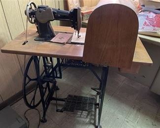 Lot 212
BEAUTIFUL German Antique Phoenix Sewing Machine