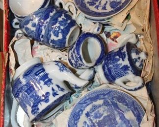 child's/doll Blue Willow tea set