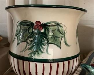 #122	Gail Pittman Vase - Holly 9.5x8	 $35.00 

