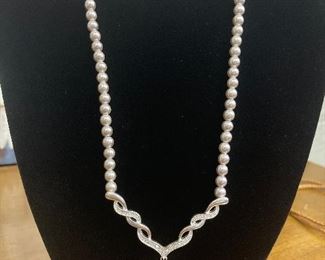 Pearl Look Necklace 
$15.00
Contact: Sonyadowdakin@gmail.com or 815-985-2047