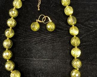 Green Ball Necklace and Earrings Set 
$20.00 
Contact: sonyadowdakin@gmail.com or 815-985-2047