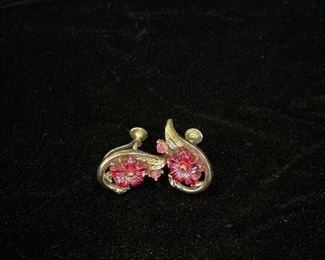 Pink Flower Screw Earrings 
$5.00
Contact: sonyadowdakin@gmail.com or 815-985-2047