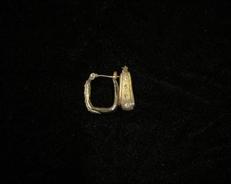 Monet Gold and Silver Look Hoop Earrings 
$5.00
Contact: sonyadowdakin@gmail.com or 815-985-2047