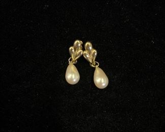 Gold Look Dangle Pearl Look Earrings 
$5.00
Contact: sonyadowdakin@gmail.com or 815-985-2047