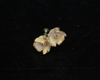 White and Gold Look Tip Rose Screw Earrings 
$5.00
Contact: sonyadowdakin@gmail.com or 815-985-2047