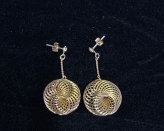 Gold Look Spiral Dangle Earrings 
$5.00
Contact: sonyadowdakin@gmail.com or 815-985-2047