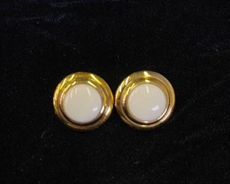 Gold Look with White Center Clip On Earrings 
$5.00
Contact: sonyadowdakin@gmail.com or 815-985-2047