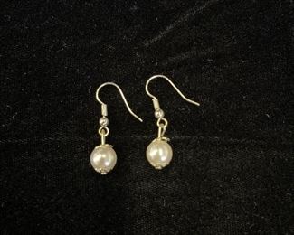 Silver Look Pearl Look Dangle Earrings
$5.00
Contact: sonyadowdakin@gmail.com or 815-985-2047