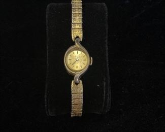 Gold Look Round Face Watch 
$10.00
Contact: sonyadowdakin@gmail.com or 815-985-2047