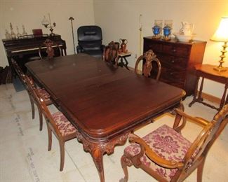Ornate 1930s dining table & 6 chairs