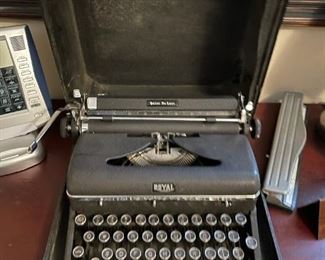 Vintage ROYAL Quiet DeLuxe Typewriter with Case