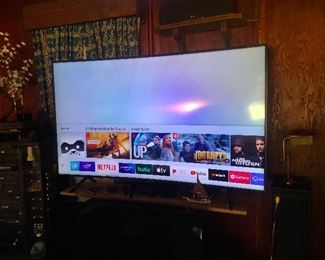 Cher wants me to make sure you know this is one of those CURVED smart TVs. The screen is so larfe you can see it from other galaxies