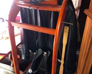 LOOK AT THOSE COWBOY BOOTS WITH THE SILVER ACCENTS!!