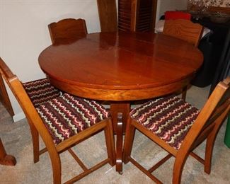 Antique Farmhouse Style Round Oak Table with 4 Chairs and 1 Leaf
