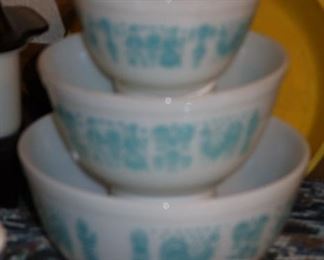 Sorry for the blurry picture - Set of 3 Nesting Bowls