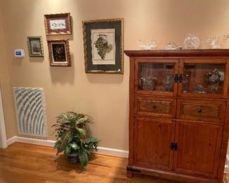 Curio cabinet/ china cabinet