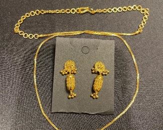 18 Kt gold set marked and tested.  Has a Southeast Asia Appearance