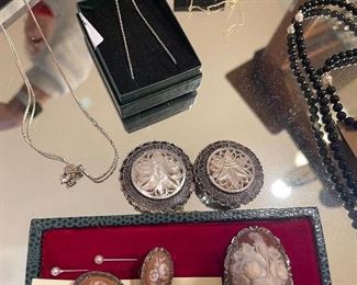 Mother of pearl pendant and broach, black onyx pearl set