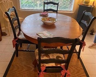 
Vintage oak kitchen table with extra leaf includes four black chairs with cushions