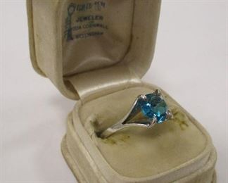 A VINTAGE STERLING SILVER RING WITH TOPAZ BLUE GLASS TONE.  SIZE 7 3/4