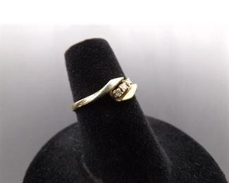 10K Yellow Gold Diamond Accented Ring Size 5.5
