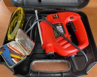 Black & Decker 3.5 Amp Saw in Like NEW Condition Quick Clamp Variable Speed Case & 25 Blades