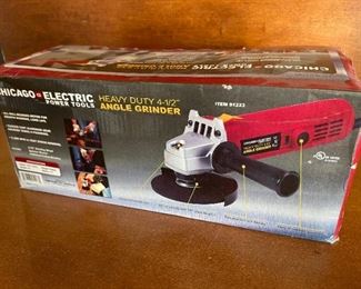 Heavy Duty 4-1/2" Angle Grinder in Like NEW Condition 10 NEW Blades included