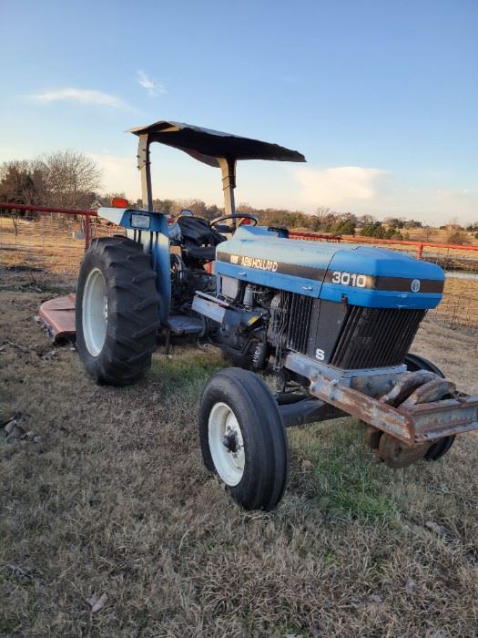 Working New Holland tractor