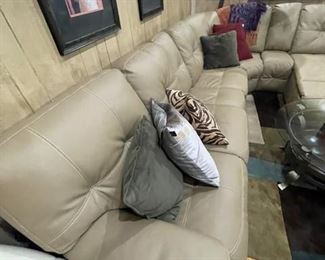 Like new 6 piece sectional with power recliner and chaise lounge 