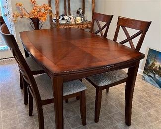 Haverty's Dining table with 4 chairs 