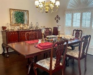 Stunning Thomasville Mahogany Chippendale Dining Room Table with two leaves and 7 chairs