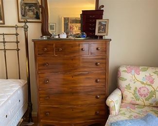 Antique chest of drawers w/mirror