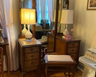 Antique dressing table w/mirror & bench